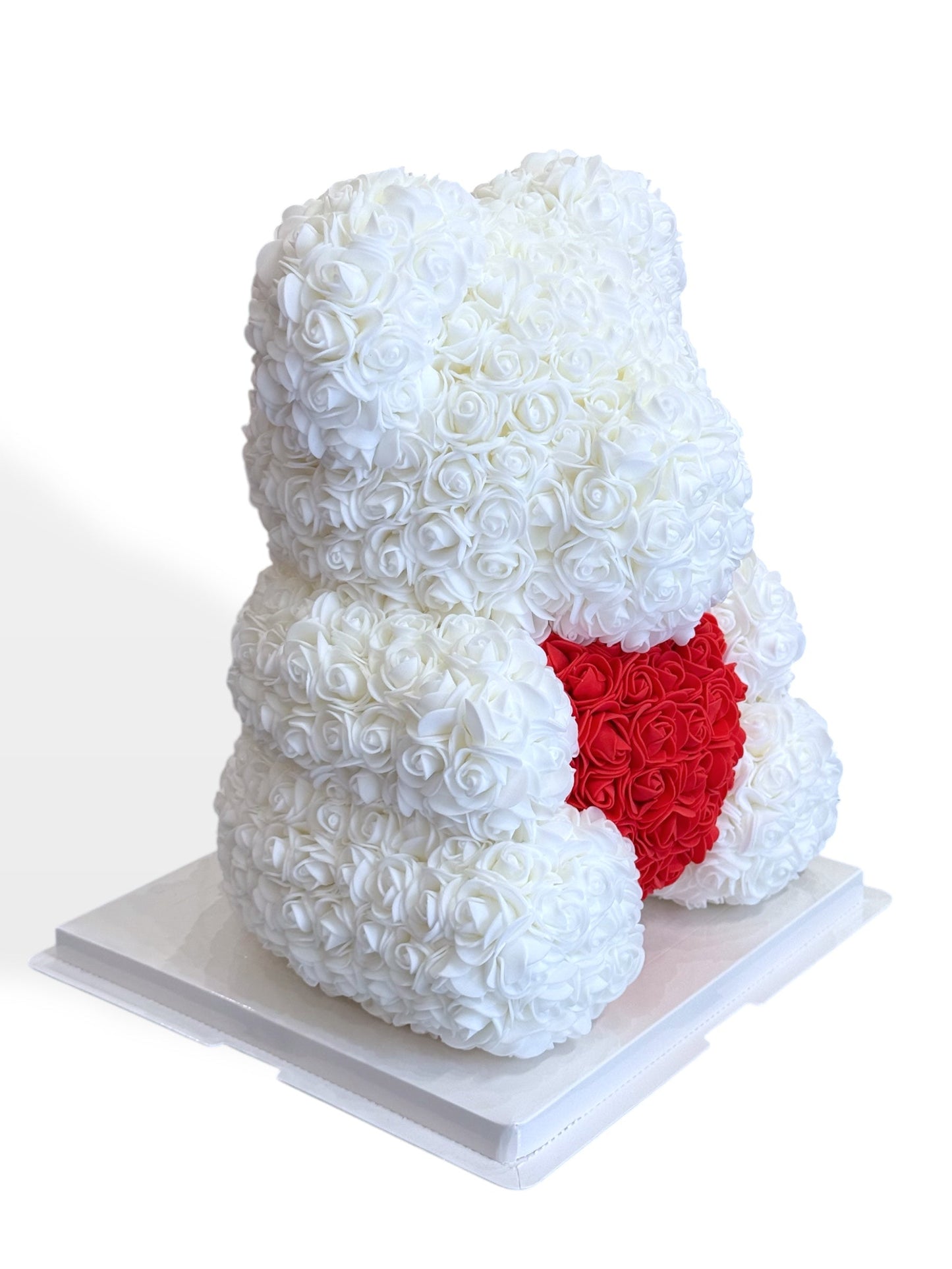 Ourson en Roses Artificielles avec Cœur Rouge – Cadeau Romantique Unique