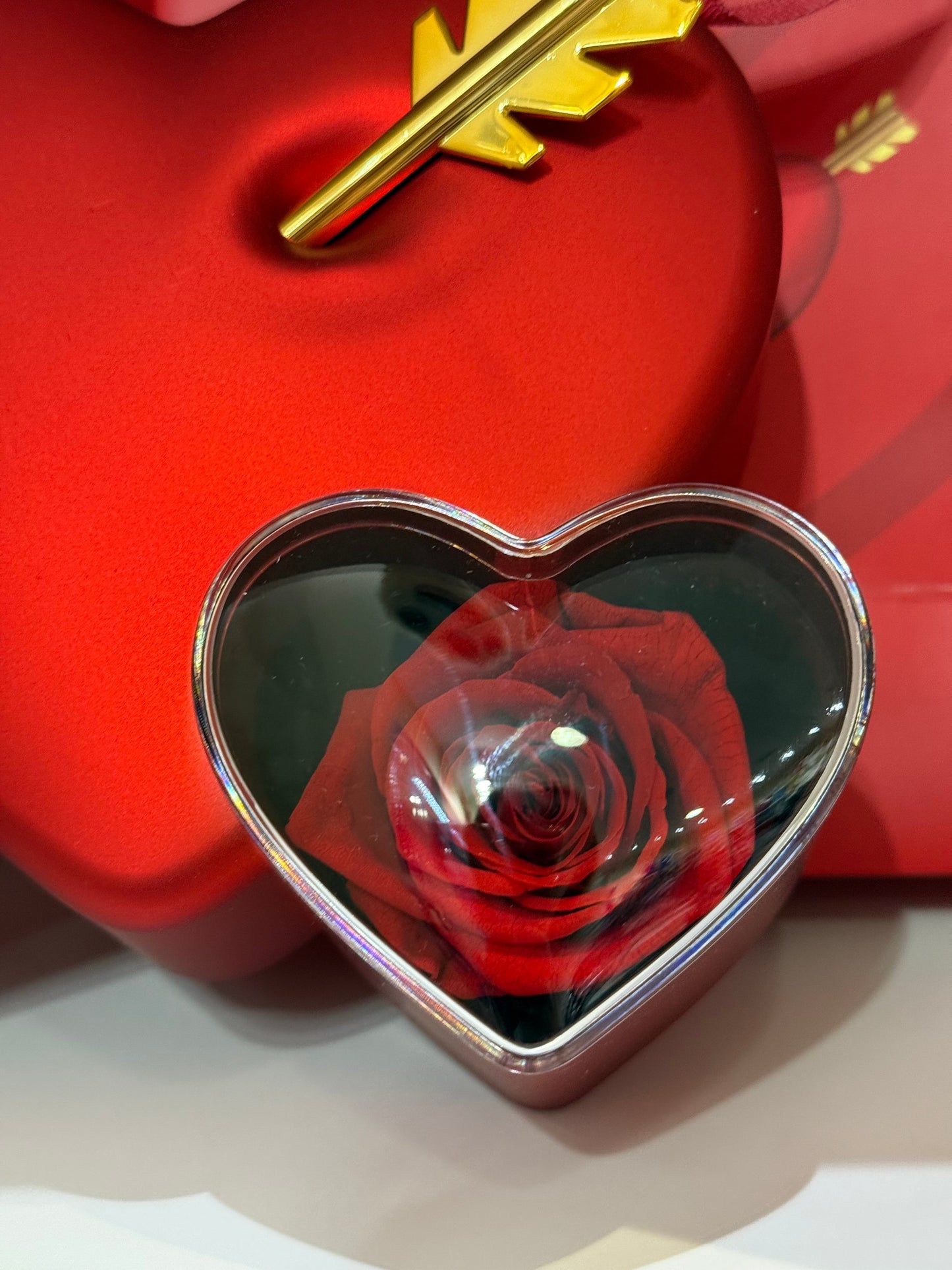 Coeur avec rose éternelle stabilisé et bijoux