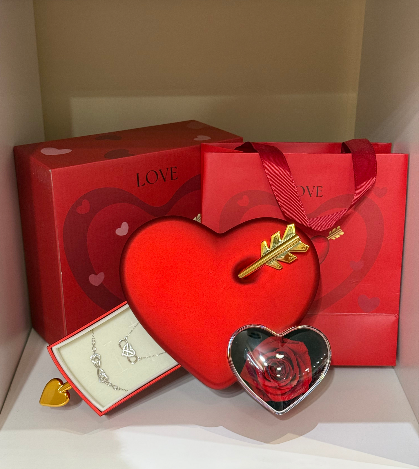 Coeur avec rose éternelle stabilisé et bijoux