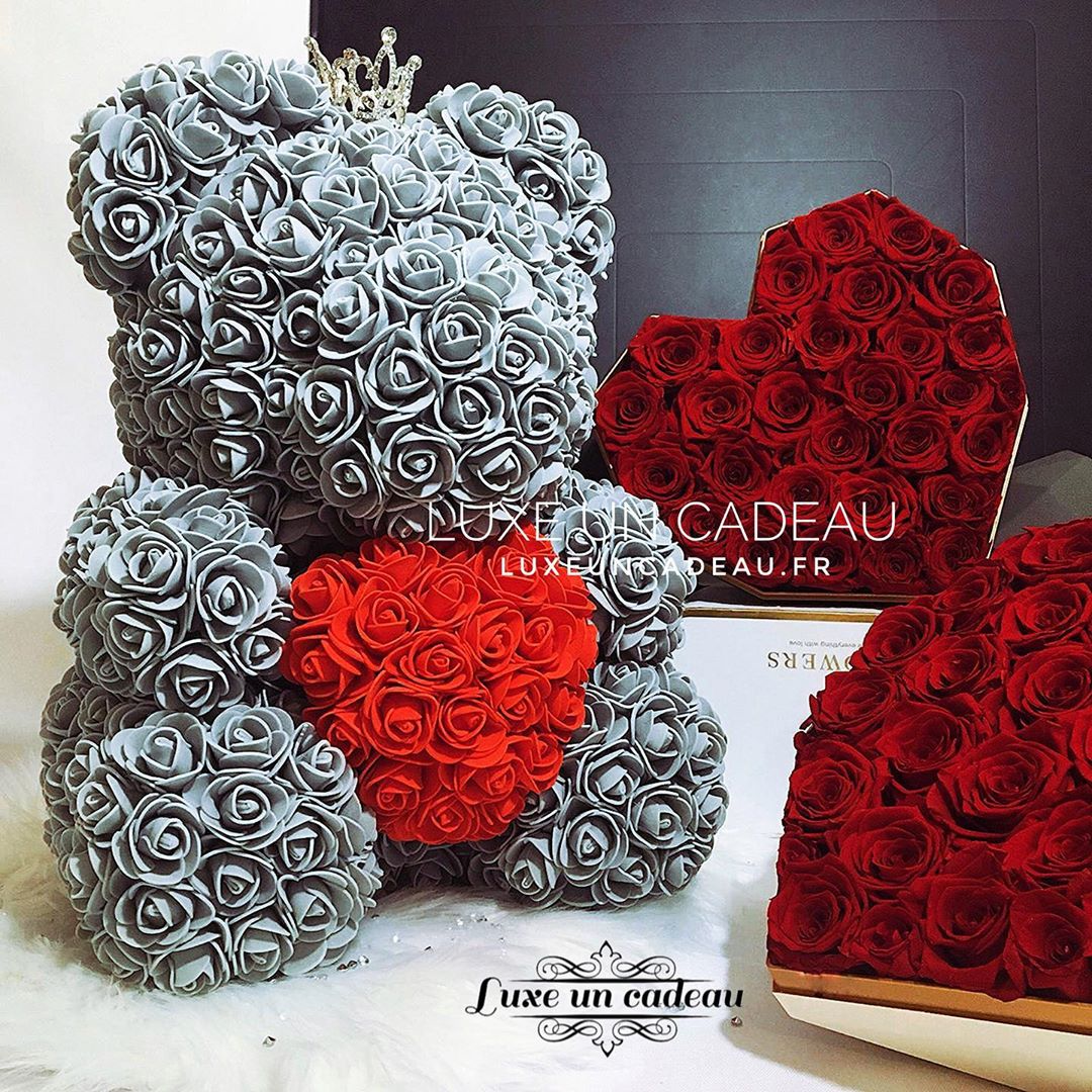 Ours en Roses Gris avec Cœur Rouge – Cadeau Romantique en Boîte Transparente