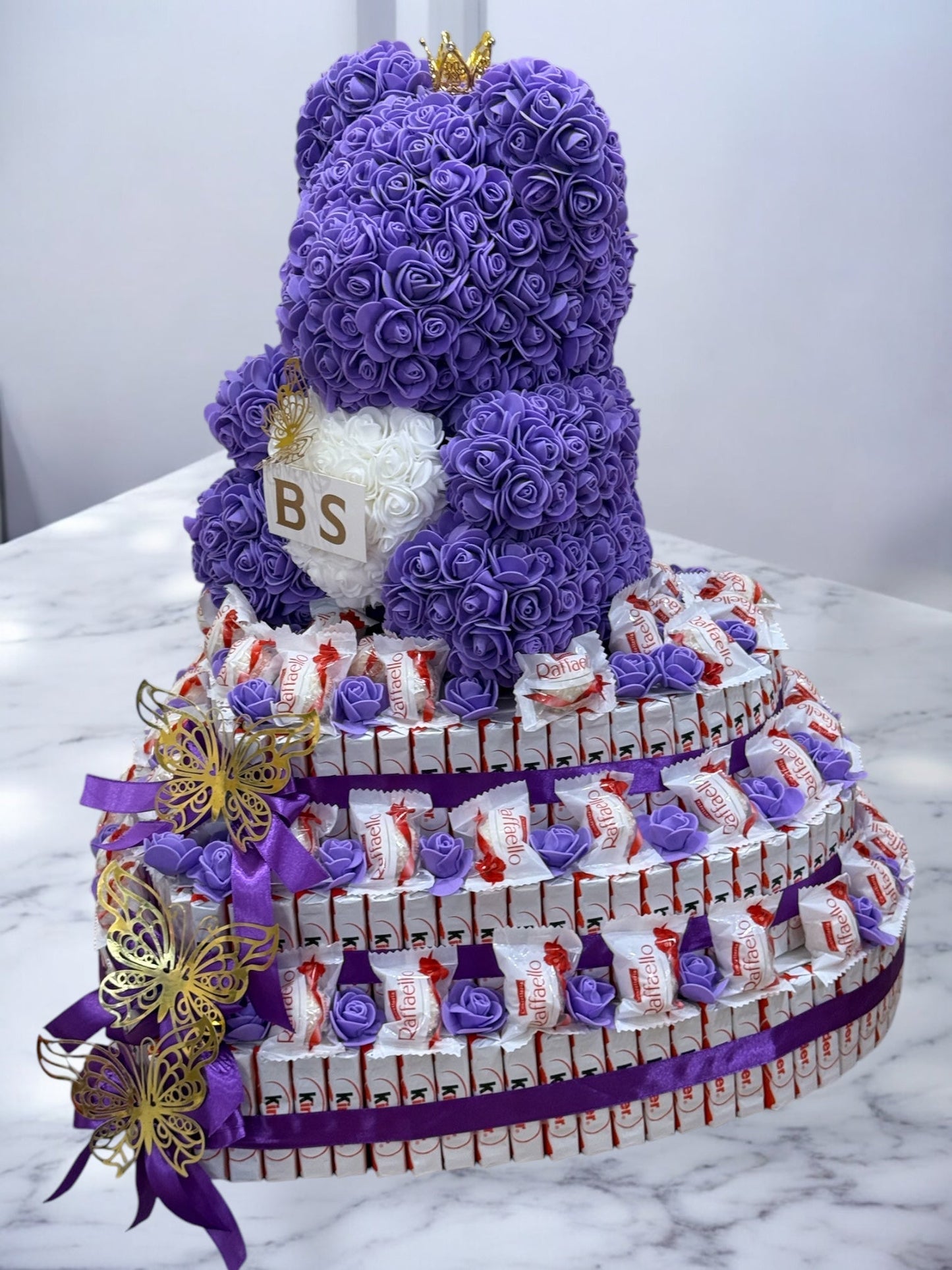 Composition cadeau avec ourson en roses et bonbons Raffaello – un cadeau sucré et élégant