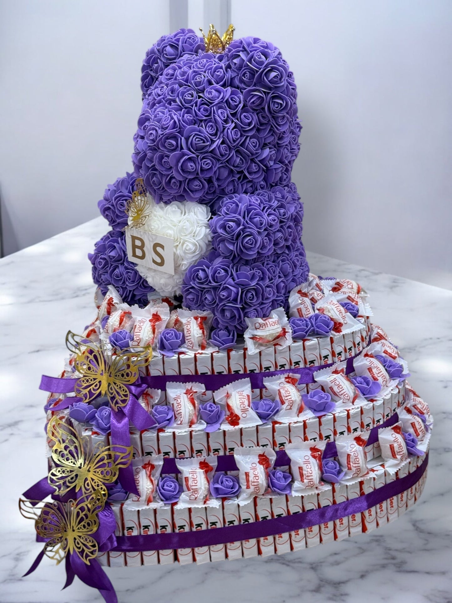 Composition cadeau avec ourson en roses et bonbons Raffaello – un cadeau sucré et élégant