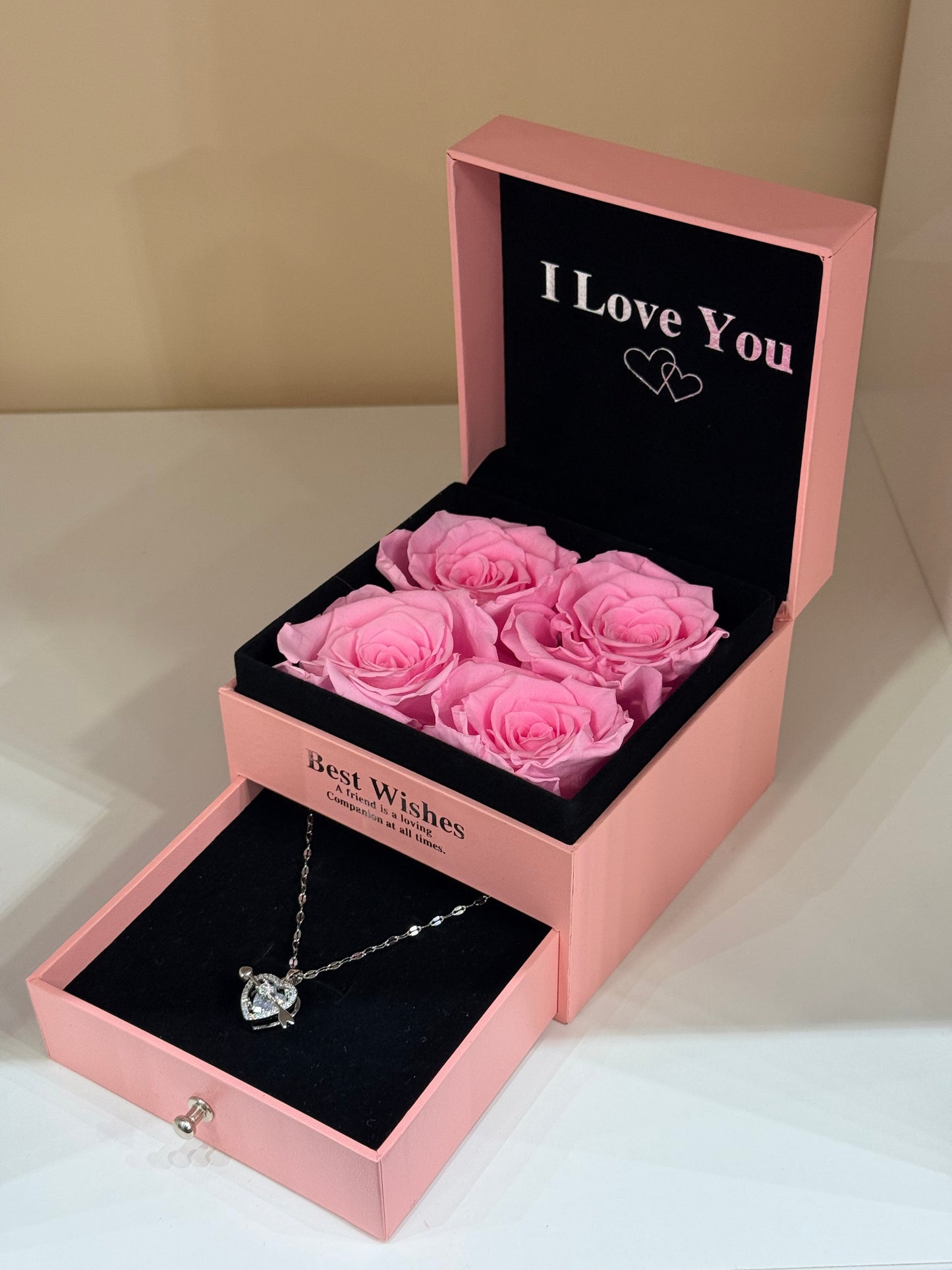 Rose éternelle avec bijoux