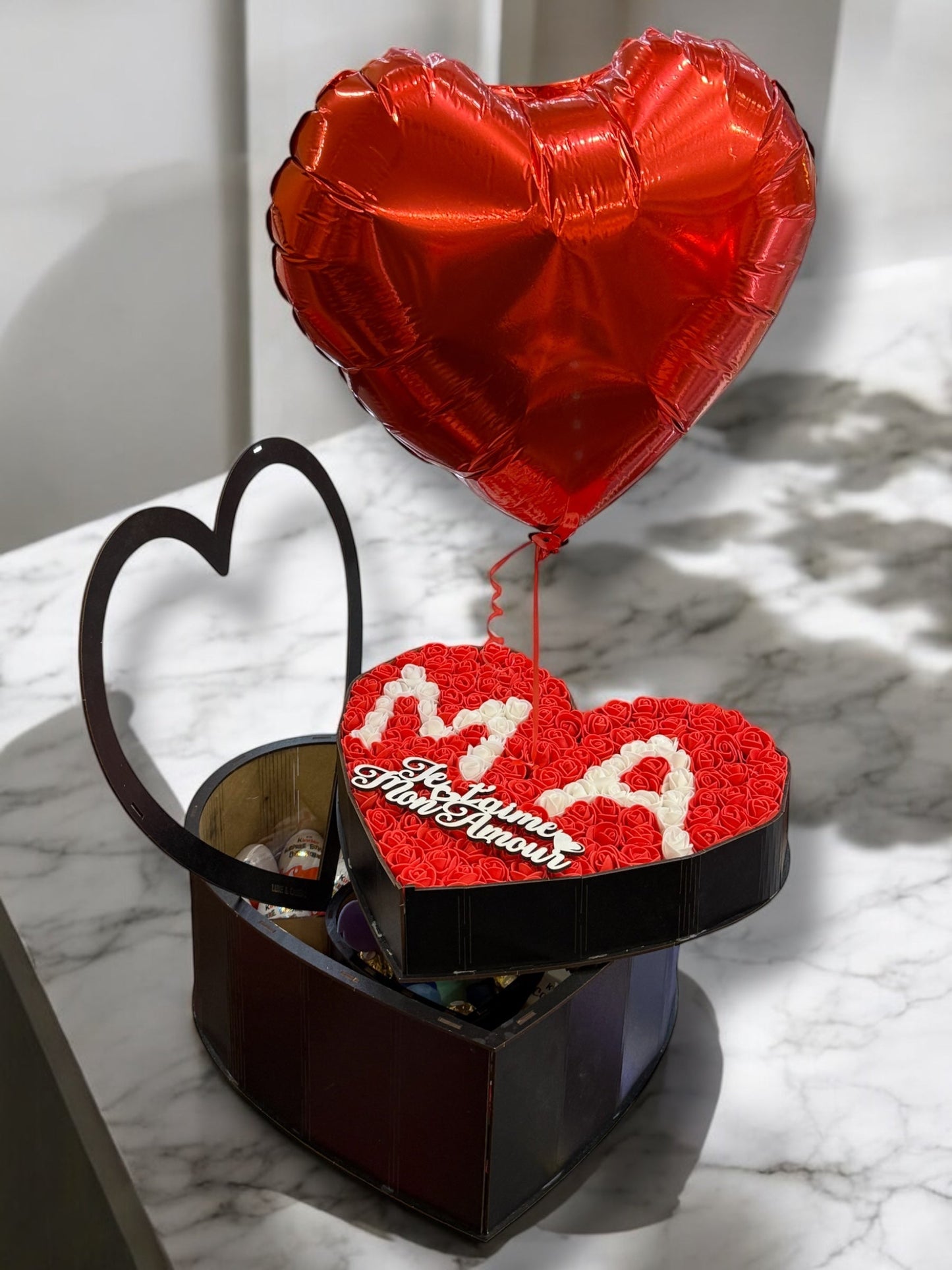 Coffret Cadeau Cœur à Deux Étages – Bois Fait Main, Roses Artificielles, Chocolats, Peluche & Personnalisation