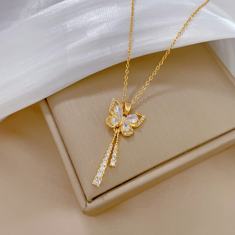 Collier Papillon Éclat Doré – Élégance et Raffinement