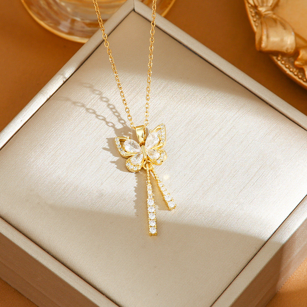 Collier Papillon Éclat Doré – Élégance et Raffinement