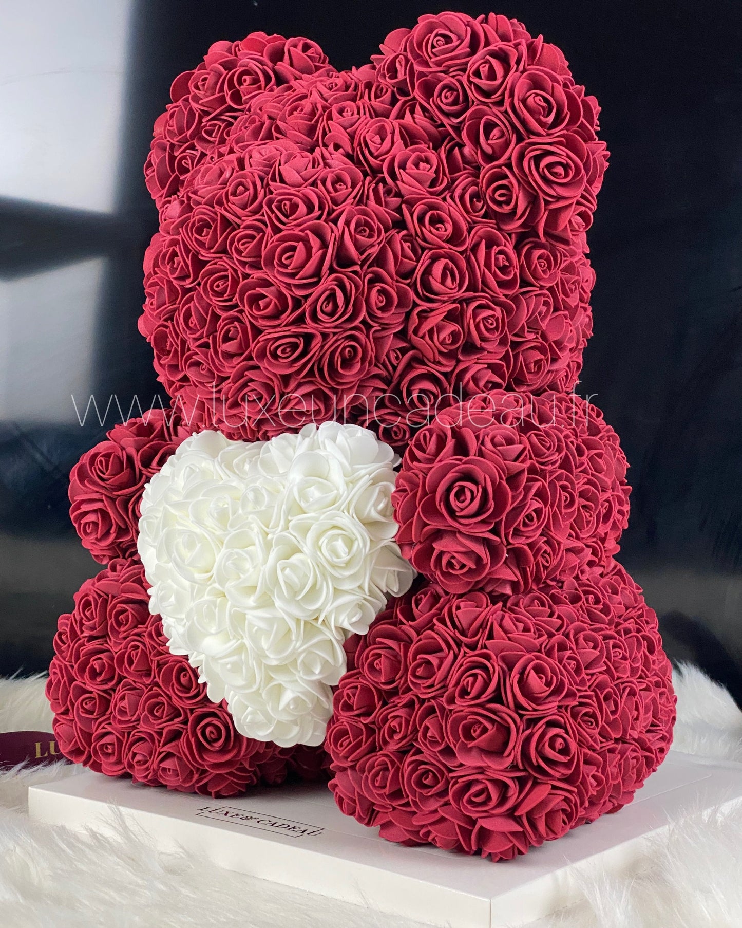 Ours en Roses Bordeaux avec Cœur Blanc – Grand Modèle 600 Roses, Fait Main en France