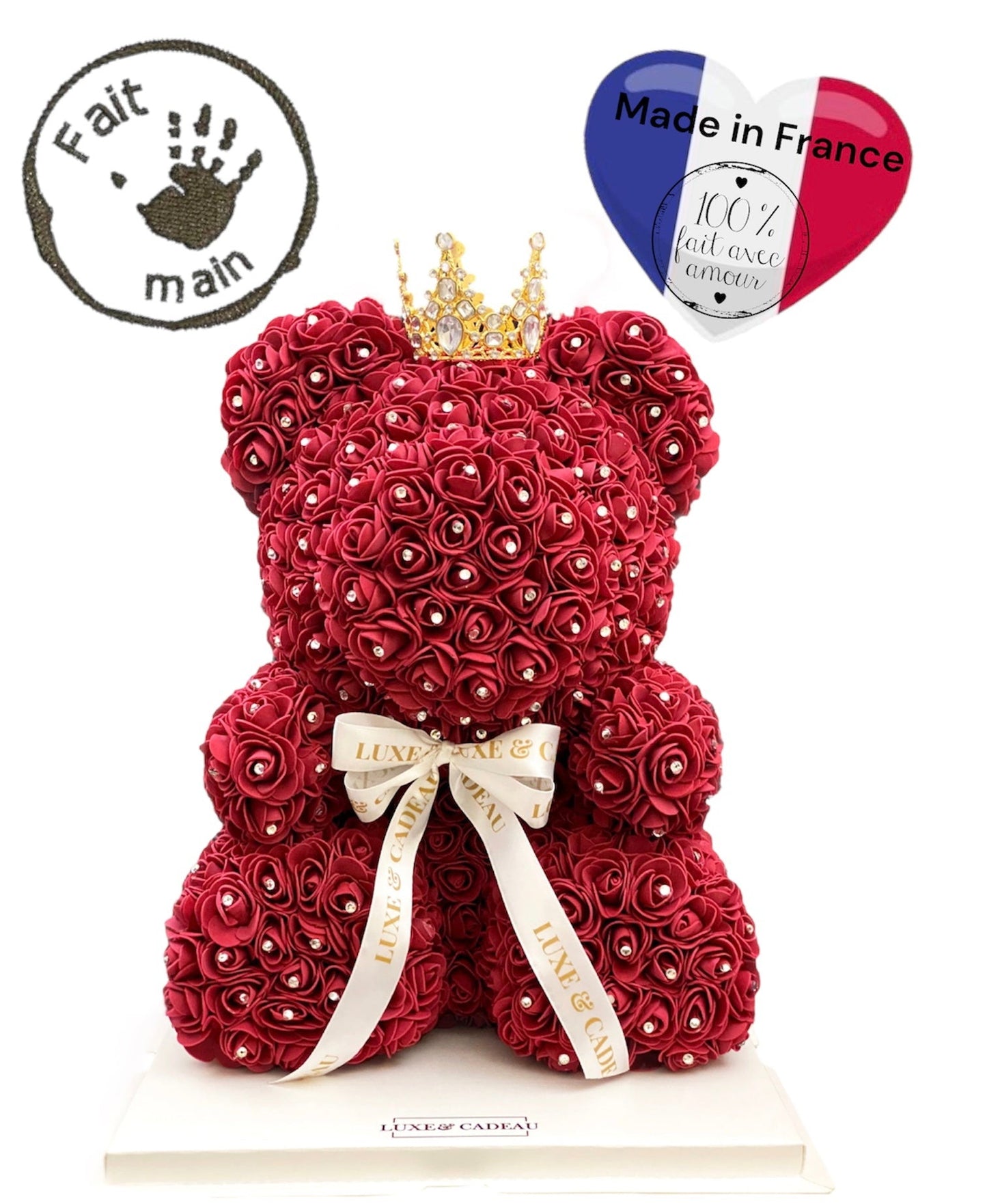 Ours en roses bordeaux 40 cm avec strass et couronne dorée, présenté dans une boîte cadeau. Fait main avec plus de 600 roses, idéal pour un cadeau élégant et original