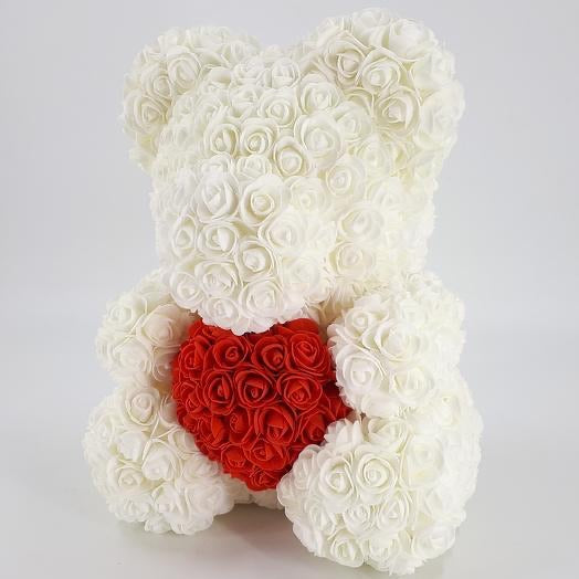 Ourson en roses blanches avec cœur rouge – Cadeau romantique fait main