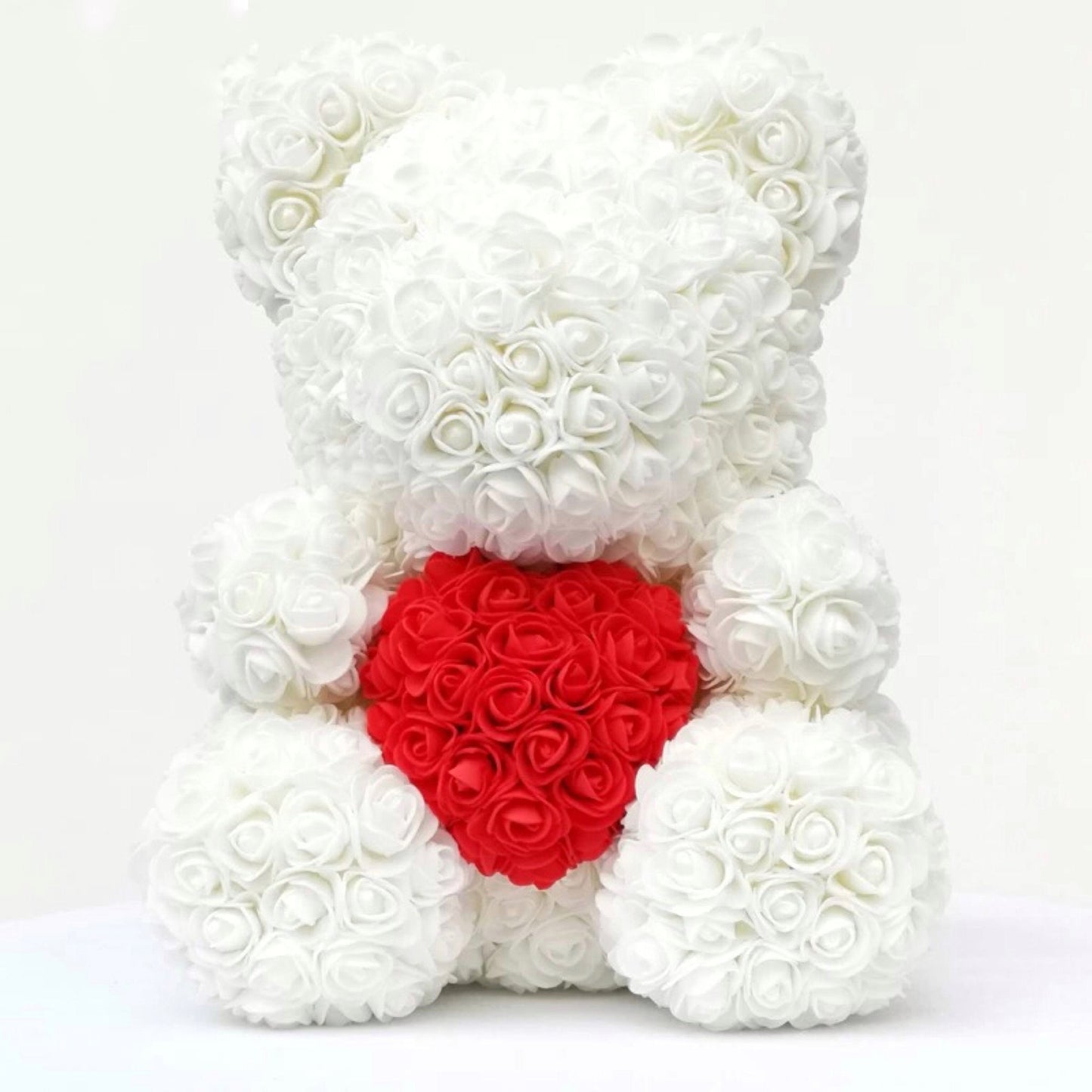 ourson en roses blanches avec cœur rouge – cadeau romantique fait main