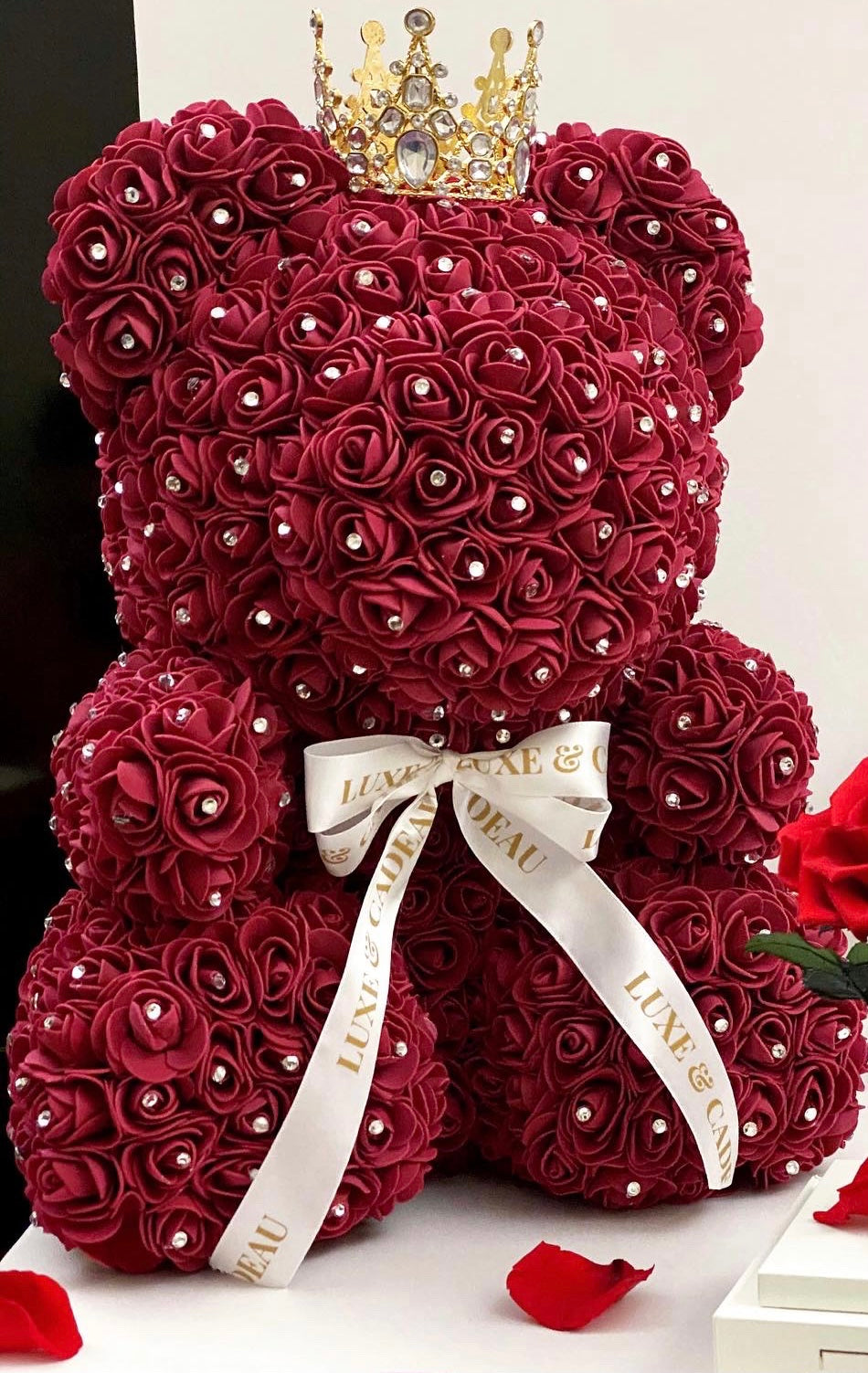 Ours en Roses Bordeaux avec Strass et Couronne – Grand Modèle 40 cm en Boîte Cadeau