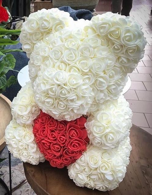 Ourson en roses blanches avec cœur rouge – Cadeau romantique fait main