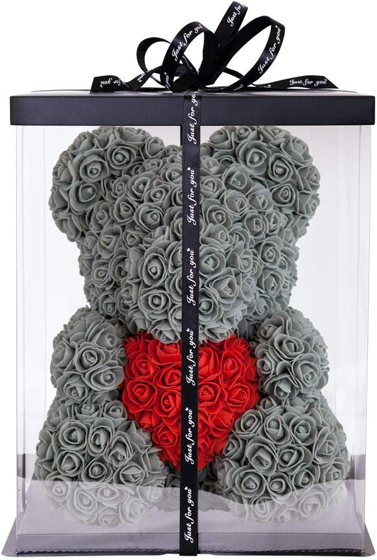 Ours en roses artificielles gris avec cœur rouge, présenté dans une boîte cadeau transparente avec ruban. Cadeau élégant et original pour une occasion spéciale