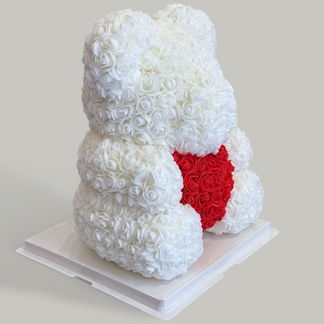 Ourson en Roses Artificielles avec Cœur Rouge – Cadeau Romantique Unique