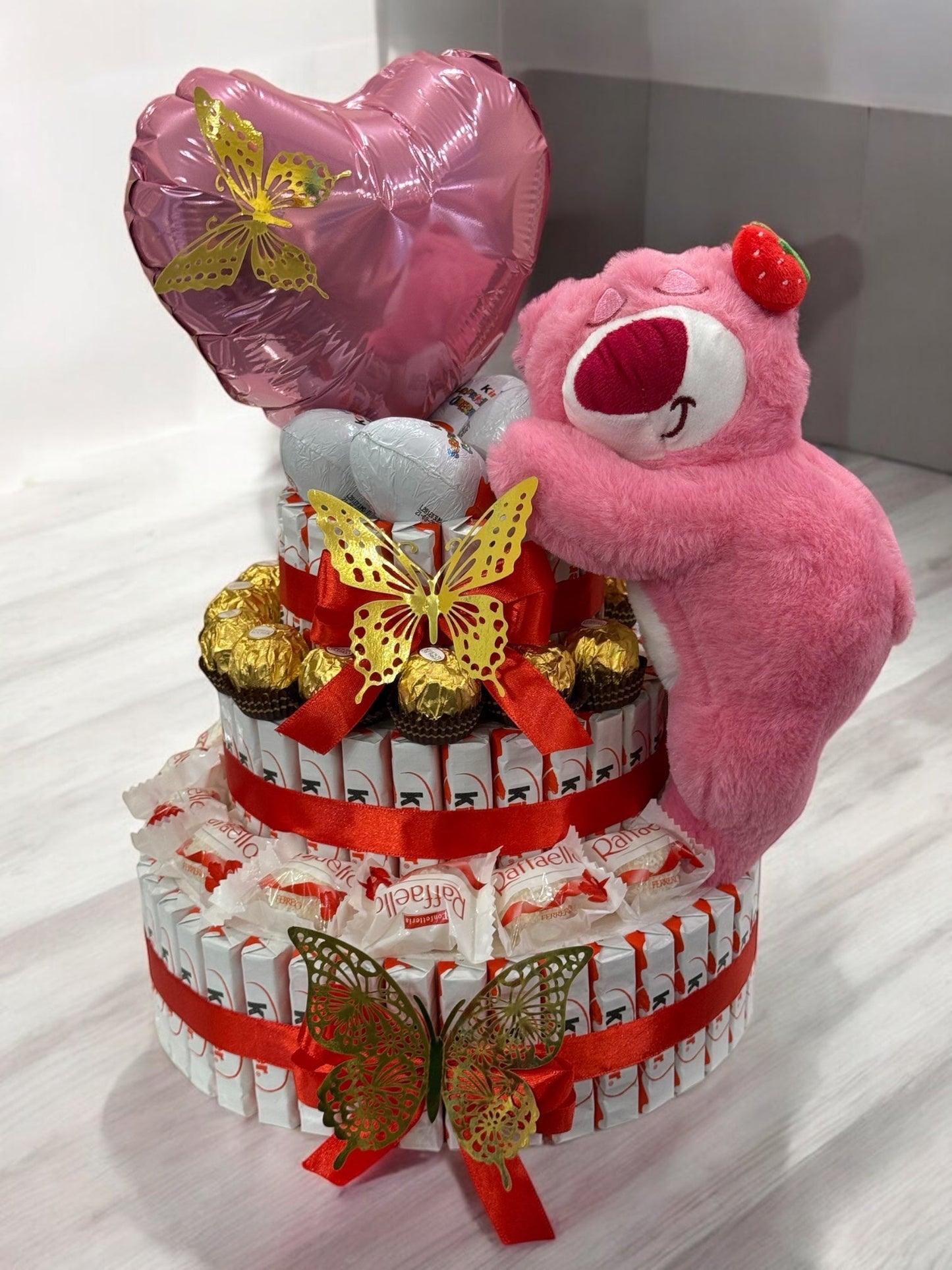Gâteau de bonbons avec peluche, ballon cœur et chocolats – Idée cadeau originale, romantique et gourmande