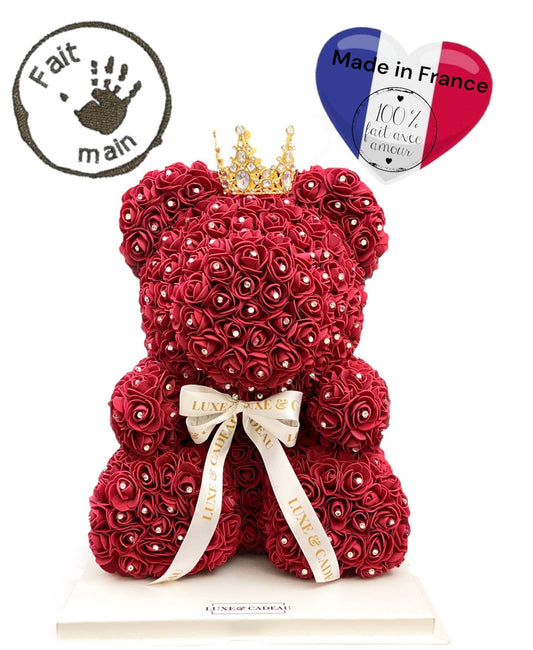 Ours en roses bordeaux 40 cm avec strass et couronne dorée, présenté dans une boîte cadeau. Fait main avec plus de 600 roses, idéal pour un cadeau élégant et original