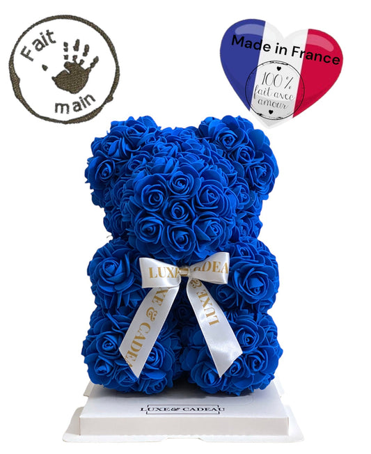 Ours en roses bleues de 25 cm avec ruban ‘LUXE & CADEAU’, fait main en France.