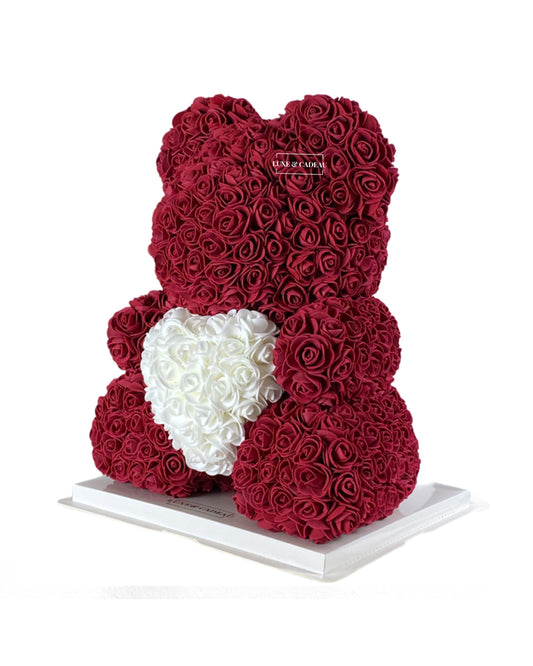 Ours en roses bordeaux fait main avec cœur blanc, composé de plus de 600 roses artificielles, très doux au toucher. Cadeau unique et élégant, fabriqué en France.