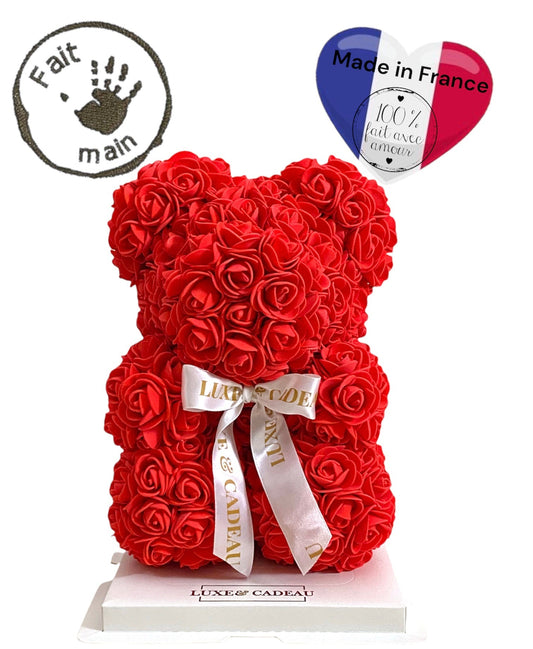 Ours en roses rouges 25 cm, fait main en France avec ruban ‘LUXE & CADEAU’. Cadeau élégant et durable, idéal pour l’amour ou une occasion spéciale.