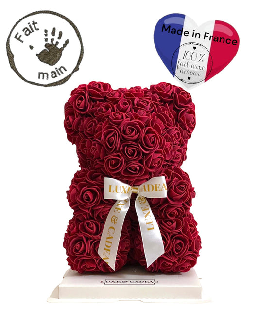 Ours en roses bordeaux 25 cm, fait main avec plus de 300 roses artificielles, doux au toucher. Cadeau élégant et original, livré rapidement, idéal pour anniversaire, mariage ou naissance.